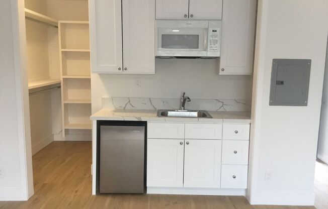 Studio, 1 bath, 595 sqft, $1,695, Unit 8