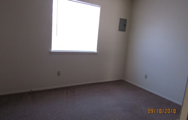 2 beds, 1 bath, $750, Unit 4