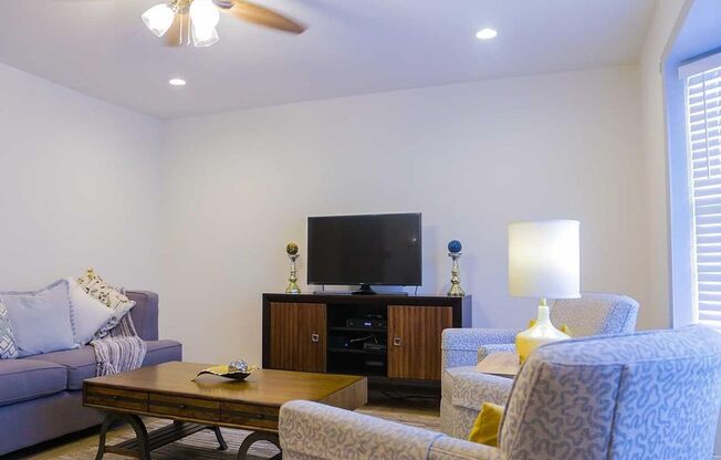 Greenville - Beautifully Renovated 3 BR/1.5 BA Townhome Conveniently Located Near 1-85!