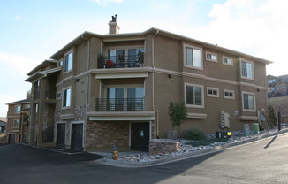 Stunning & Contemporary Open Floor 2 BR Condo!