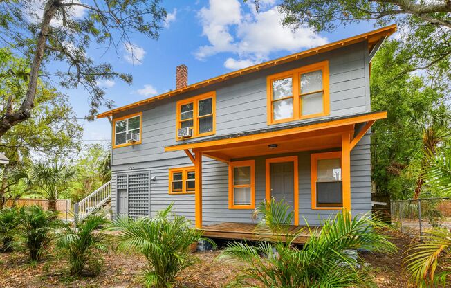 Available Now! Spacious 3 Bedroom Upstairs Apartment Near Downtown St. Petersburg