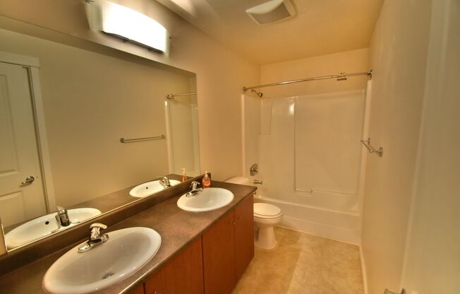 2 beds, 1 bath, $2,000, Unit # #G 202