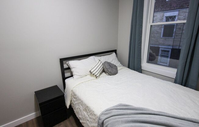 5 beds, 2 baths, $5,750, Unit 522-1