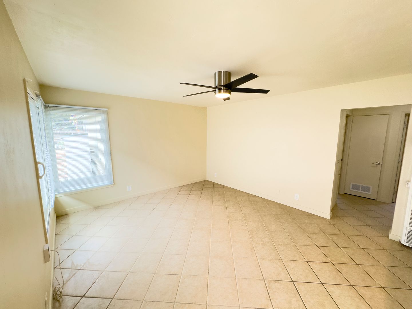 Updated 2 bedroom 1 bath 7 Blocks from the Beach