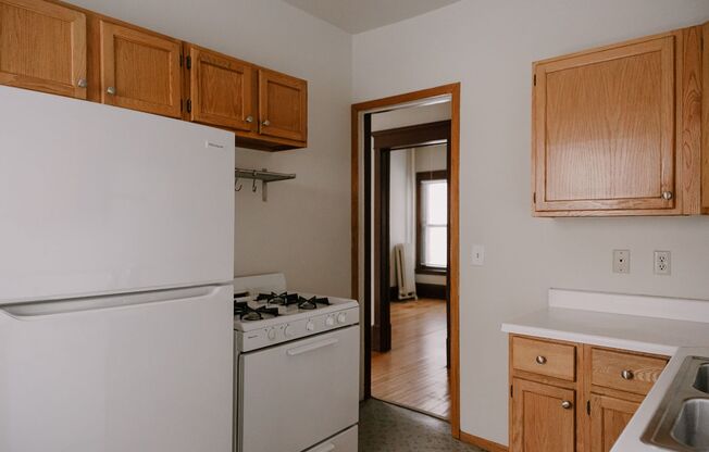 3 beds, 1 bath, 1,086 sqft, $1,595, Unit 307-15