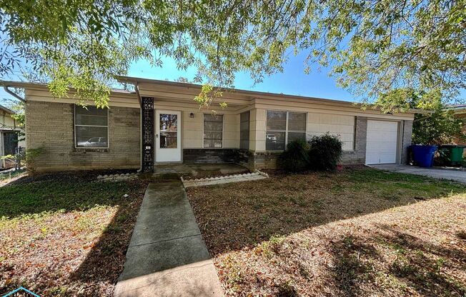 Charming 3 bed, 1 bath home in close proximity to shopping centers and adjacent to North Star Mall!