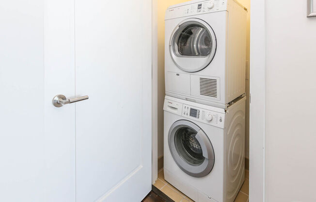 1 bed, 2 baths, 1,000 sqft, $5,999, Unit 31E
