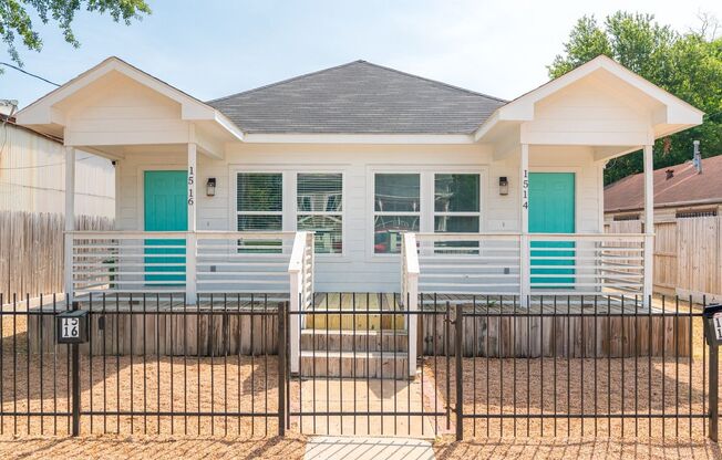 Charming Fully Renovated 2-Bedroom Duplex with Downtown Skyline Views in Historic Northside Village