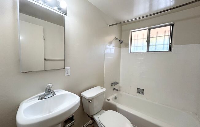 2 beds, 1 bath, $2,300, Unit B