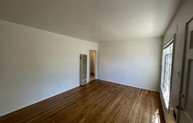 Charming Land Park 2/1 Apartment
