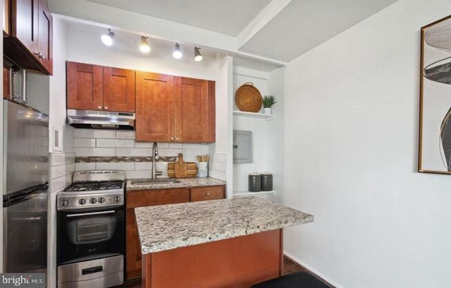 Studio, 1 bath, 420 sqft, $1,400, Unit 901