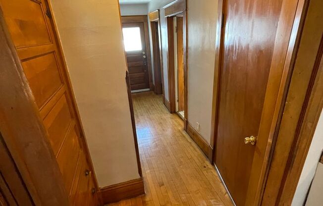 2 beds, 1 bath, 700 sqft, $1,250, Unit 2