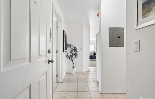 Bright & Spacious 1 Bedroom Roosevelt/UW Condo with Private Deck