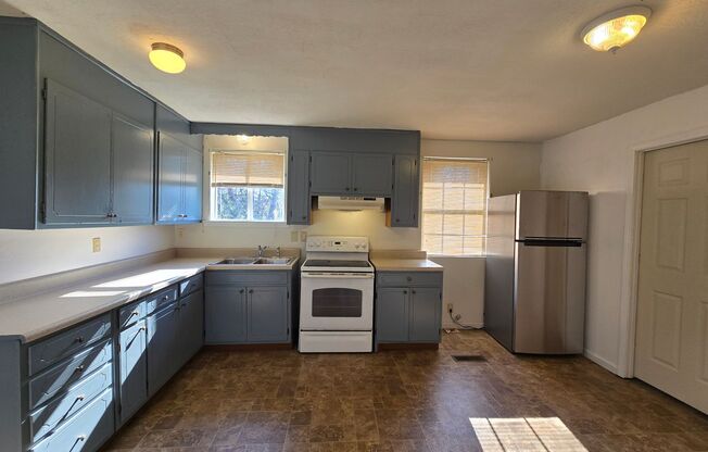 3 beds, 1 bath, $1,250