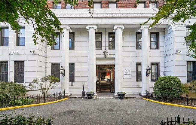 1 bed, 1 bath, $2,200, Unit 1616 16th Street NW Unit 505
