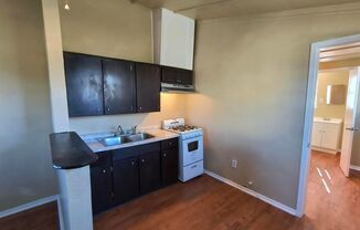 1 bed, 1 bath, $650, Unit B