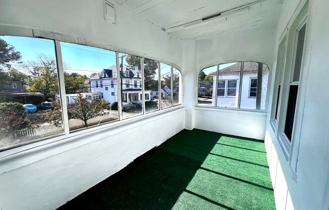 Charming 2nd Floor, 3 Bedroom duplex next to Lafayette Park