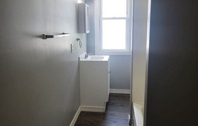 Spacious 2 bedroom in Mt Oliver! Available June 15th!