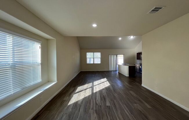 Move-in ready Charming 4-Bed, 2.5-Bath Home in Serene Evergreen Villas Houston 77044!