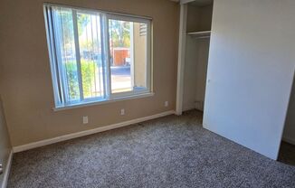 2 beds, 1 bath, $2,400, Unit 14