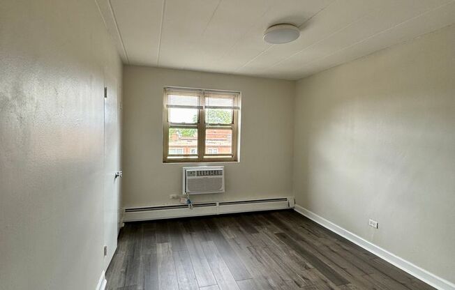2 beds, 1 bath, $1,620, Unit 303