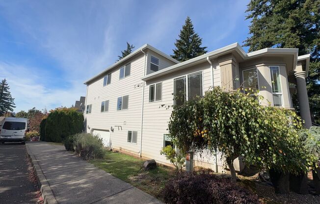 Lovely Suburban Happy Valley Home!