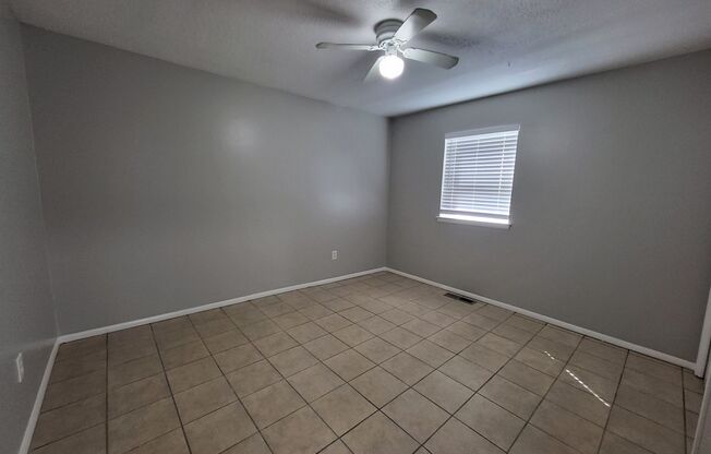 2 beds, 1 bath, $1,100, Unit 4