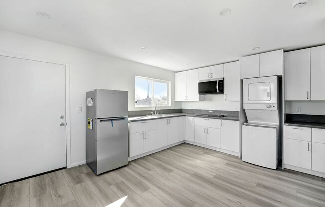 Newly renovated 1 bedroom / 1 bath apartment available now!