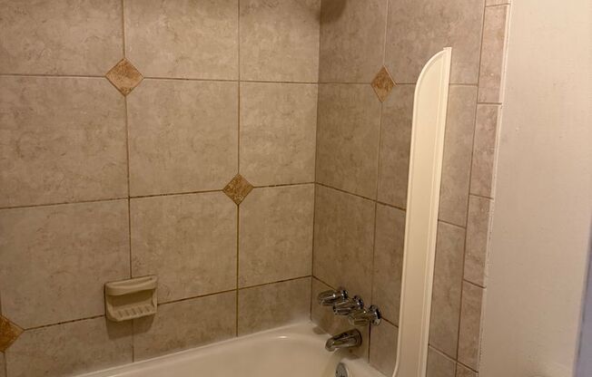 1 bed, 1 bath, $975, Unit Apt. B13