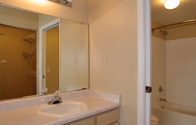 2 beds, 2 baths, $1,700, Unit Unit 1215