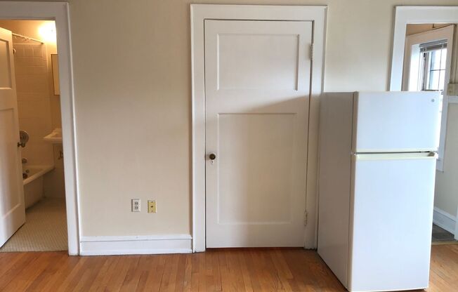 Studio, 1 bath, $820, Unit 402