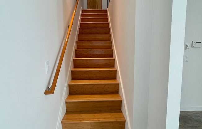 Spacious 3 Story 1 Bdrm+Den Townhome w/Private Garage near Pixar, Bay Street and IKEA