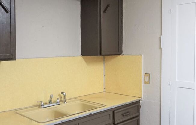 1 bed, 1 bath, 780 sqft, $675, Unit 1130 NE 17th St