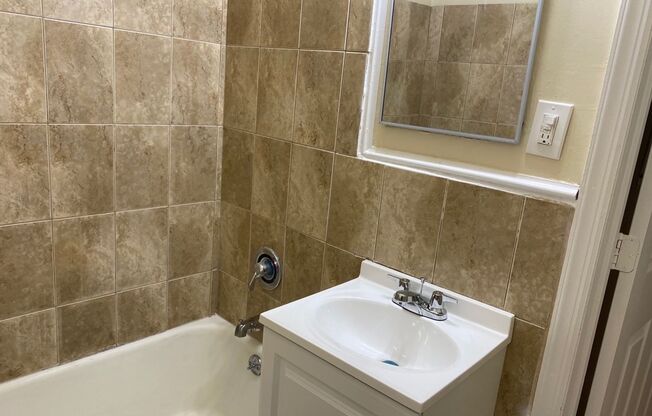 2 beds, 1 bath, $1,150, Unit 2764B