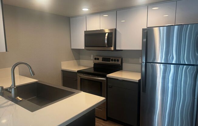 2 beds, 2 baths, 986 sqft, $2,795, Unit 585