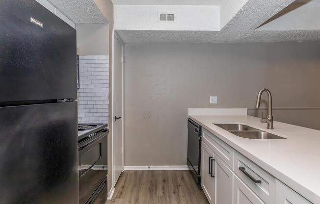 2 beds, 2 baths, 905 sqft, $1,405