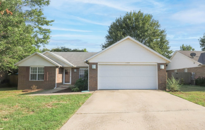 BEAUTIFUL 3 Bedroom 2 Full bath home located in Bentonville!!!!
