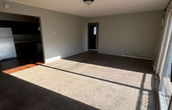 2 beds, 1 bath, $850, Unit 4