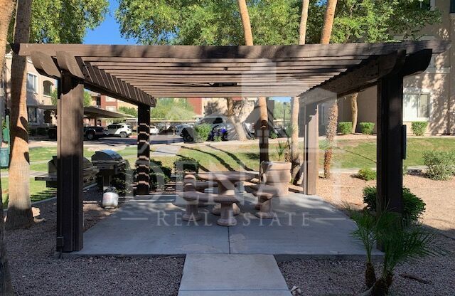 1 bed, 1 bath, 692 sqft, $1,095, Unit 327