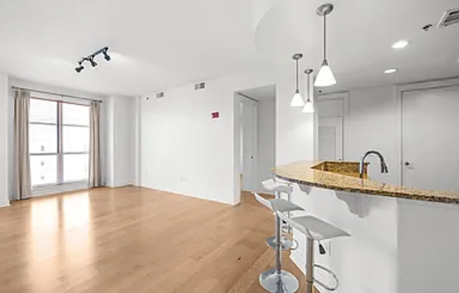 Your dream condo in the heart of Raleigh! 2/2 @ The Paramount!!