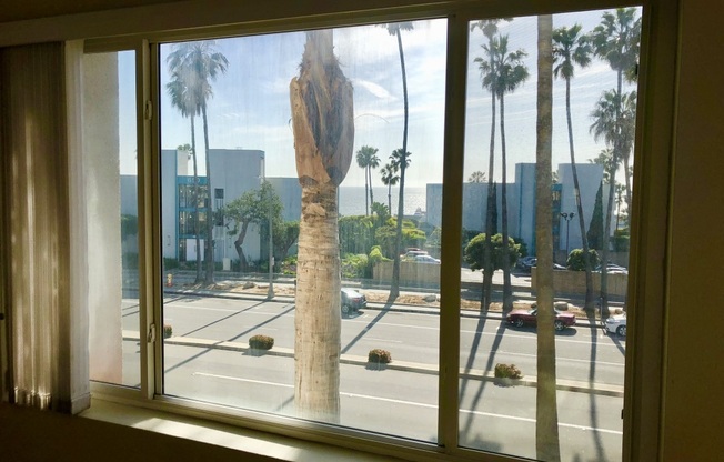 Ocean View Corner Unit Condo w/Balcony+Jacuzzi+Gym Across w/2-Car Parking!