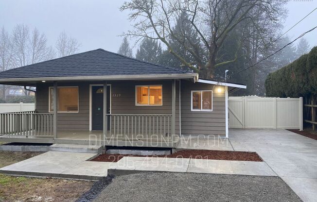 Cozy 2bed 1Bath with fenced backyard in Kent!