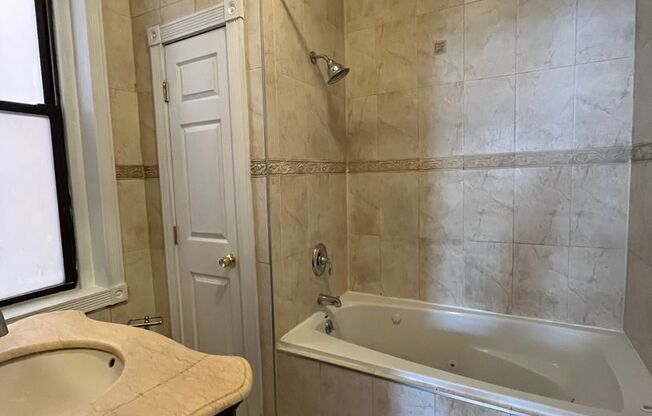 Studio, 1 bath, 450 sqft, $1,199, Unit 1F