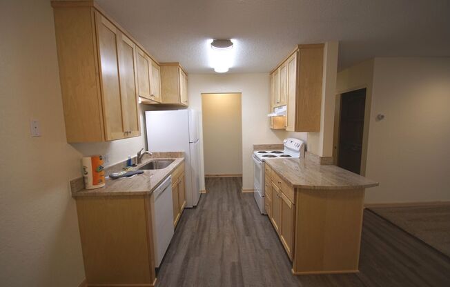 2 beds, 2 baths, 915 sqft, $1,750, Unit 102