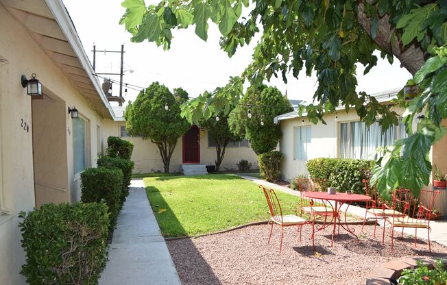 1 BEDROOM WITH GRASS COURTYARD