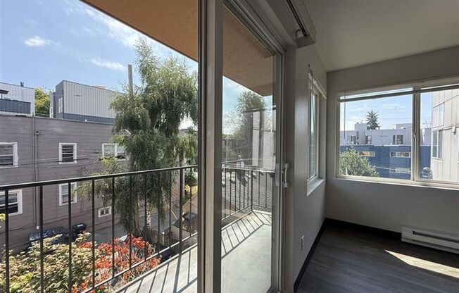 210 10th Ave E