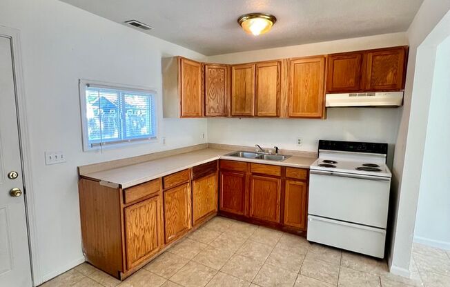 3 beds, 1 bath, $950