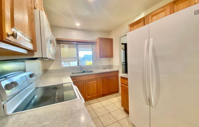 2 Bed, 2 Bath Townhouse in Salt Lake near Stadium Mall & Rail Station!