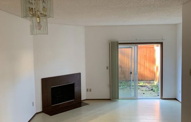 Nice 2 Bed/1.5 Bath Condo in Bellevue!