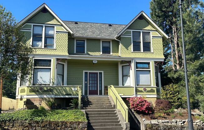 Spacious Studio w/ Secured Entry In Sought After Oregon City~ W/S/G INCLUDED!